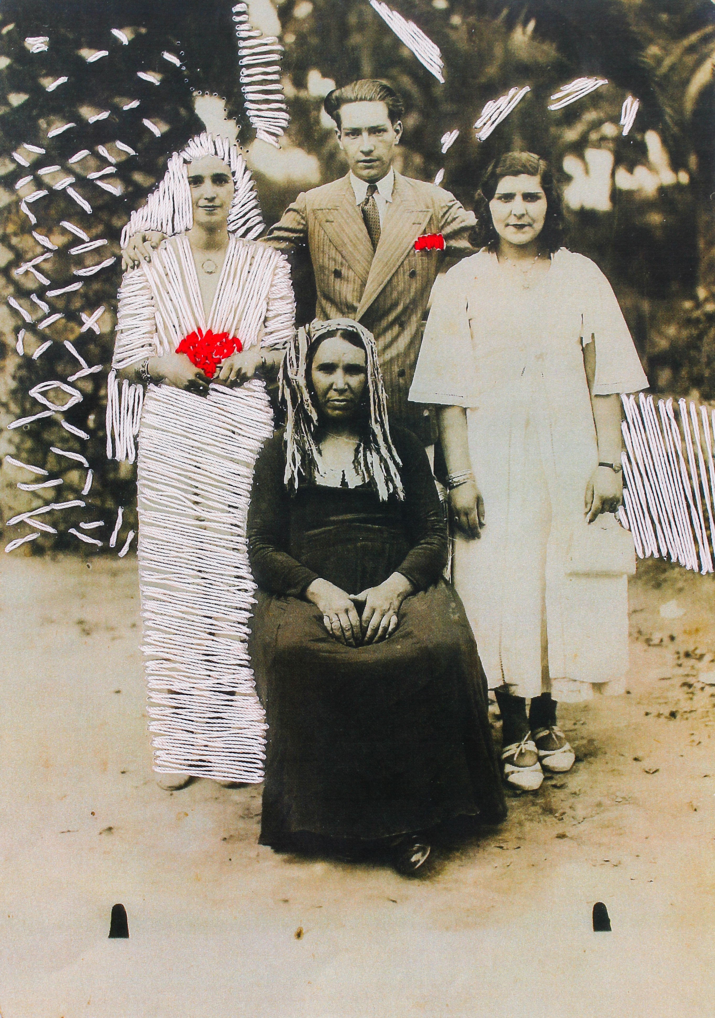 ענבל לוסקי ארנפלד, ללא כותרת, 2006, צילום של חוט של נייר מודפס, 30x21 ס"מ